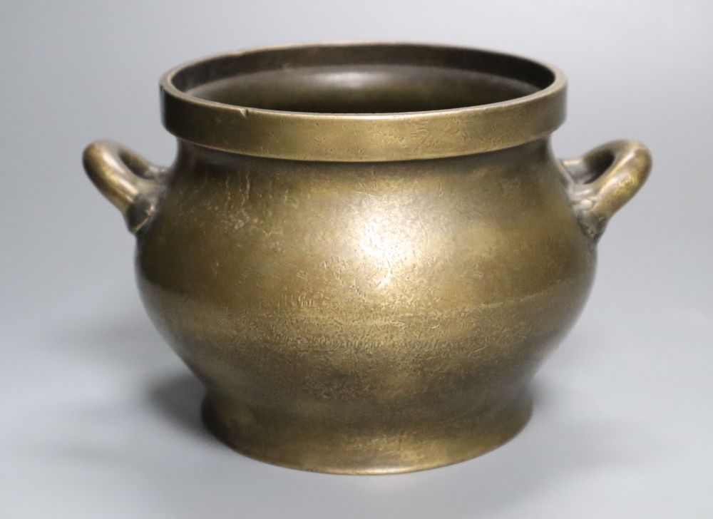 A Chinese bronze censer, height 11.5cm